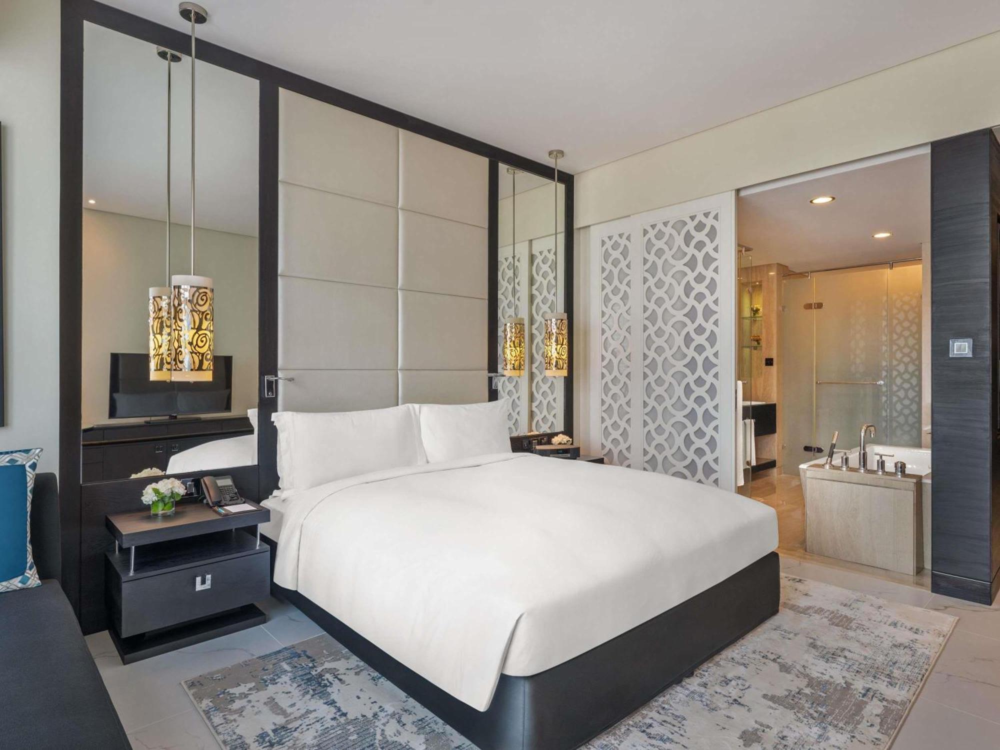 Superior King Room City View