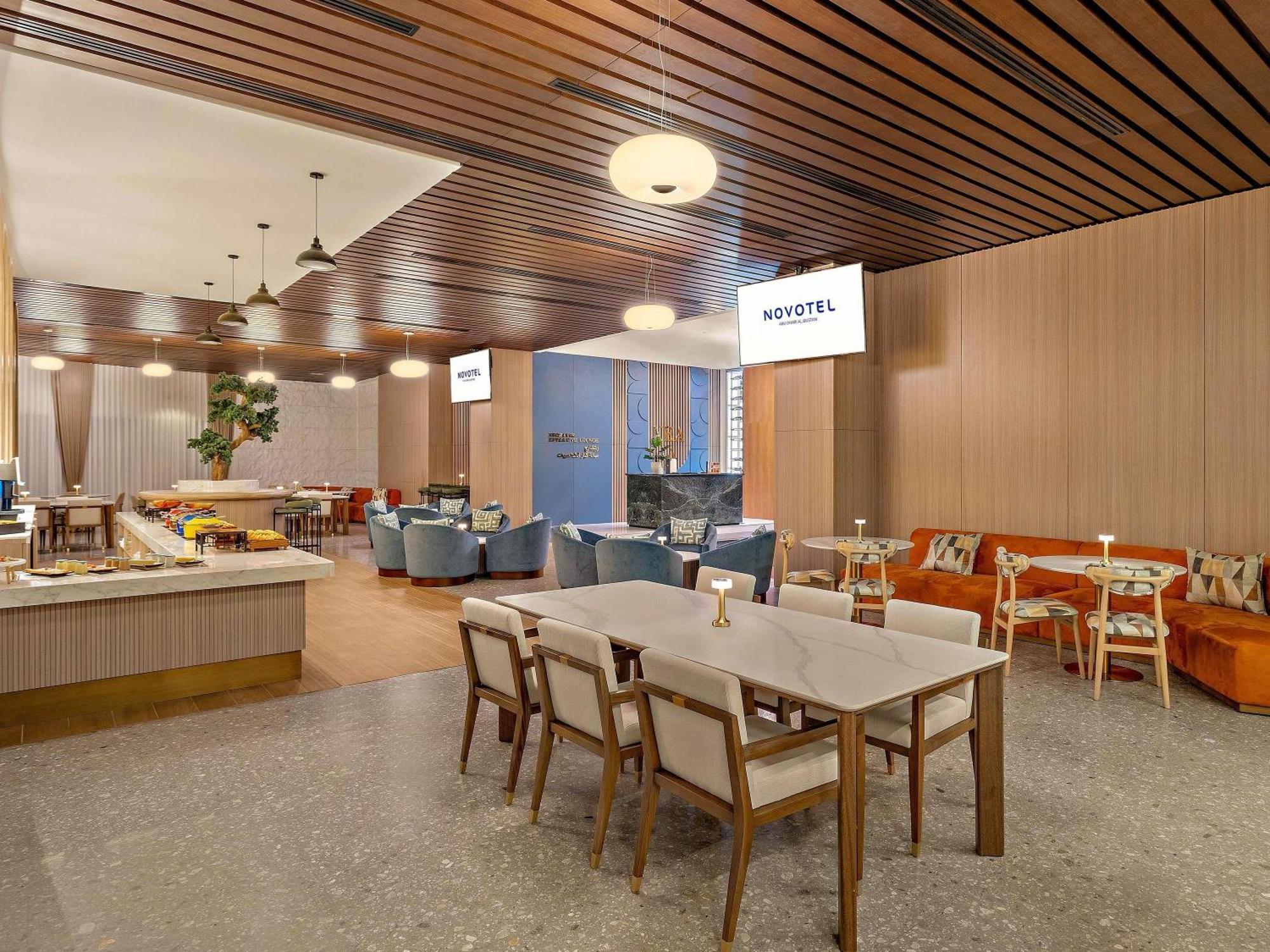Executive Queen Room Lounge Access